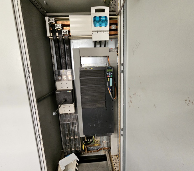 01 ARMÁRIO PAINEL ELÉTRICO DE 3 PORTAS COM 2 INVERSORES SIEMENS 55KW/75KW, DISJUNTOR PEINCIPAL DE 800 AMP. BARRAMENTOS, CONTACTORES E DISJUNTORES MOTOR, TRANSFORMADOR AUXILIAR, FONTE DE CORRENTE CONTÍNUA DE AUTOMAÇÃO DE CLP