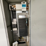 01 ARMÁRIO PAINEL ELÉTRICO DE 3 PORTAS COM 2 INVERSORES SIEMENS 55KW/75KW, DISJUNTOR PEINCIPAL DE 800 AMP. BARRAMENTOS, CONTACTORES E DISJUNTORES MOTOR, TRANSFORMADOR AUXILIAR, FONTE DE CORRENTE CONTÍNUA DE AUTOMAÇÃO DE CLP