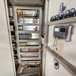 01 ARMÁRIO PAINEL ELÉTRICO DE 3 PORTAS COM 2 INVERSORES SIEMENS 55KW/75KW, DISJUNTOR PEINCIPAL DE 800 AMP. BARRAMENTOS, CONTACTORES E DISJUNTORES MOTOR, TRANSFORMADOR AUXILIAR, FONTE DE CORRENTE CONTÍNUA DE AUTOMAÇÃO DE CLP