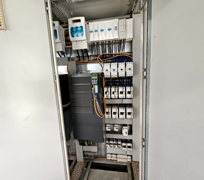 01 ARMÁRIO PAINEL ELÉTRICO DE 3 PORTAS COM 2 INVERSORES SIEMENS 55KW/75KW, DISJUNTOR PEINCIPAL DE 800 AMP. BARRAMENTOS, CONTACTORES E DISJUNTORES MOTOR, TRANSFORMADOR AUXILIAR, FONTE DE CORRENTE CONTÍNUA DE AUTOMAÇÃO DE CLP