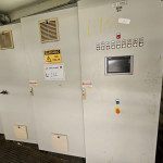 01 ARMÁRIO PAINEL ELÉTRICO DE 3 PORTAS COM 2 INVERSORES SIEMENS 55KW/75KW, DISJUNTOR PEINCIPAL DE 800 AMP. BARRAMENTOS, CONTACTORES E DISJUNTORES MOTOR, TRANSFORMADOR AUXILIAR, FONTE DE CORRENTE CONTÍNUA DE AUTOMAÇÃO DE CLP