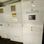 01 ARMÁRIO PAINEL ELÉTRICO DE 3 PORTAS COM 2 INVERSORES SIEMENS 55KW/75KW, DISJUNTOR PEINCIPAL DE 800 AMP. BARRAMENTOS, CONTACTORES E DISJUNTORES MOTOR, TRANSFORMADOR AUXILIAR, FONTE DE CORRENTE CONTÍNUA DE AUTOMAÇÃO DE CLP