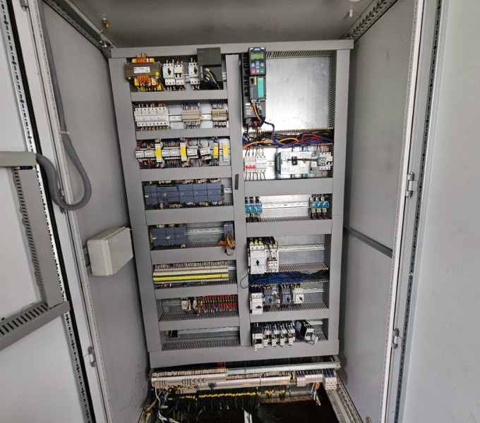01 ARMÁRIO PAINEL ELÉTRICO 2 PORTAS COM INVERSOR DE 4 SIEMENS, MODELO: SINAMICS POWER MODULE 240-2, MOTOR: 4KW, TENSÃO ENTRADA 380-480V
