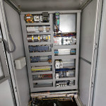 01 ARMÁRIO PAINEL ELÉTRICO 2 PORTAS COM INVERSOR DE 4 SIEMENS, MODELO: SINAMICS POWER MODULE 240-2, MOTOR: 4KW, TENSÃO ENTRADA 380-480V