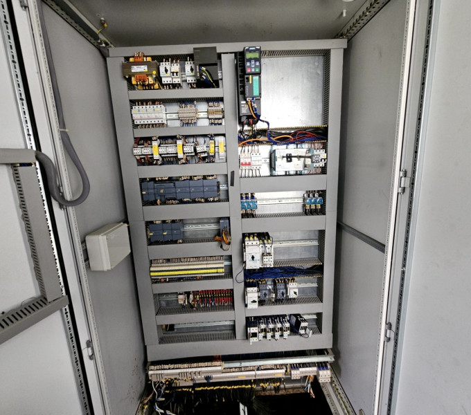 01 ARMÁRIO PAINEL ELÉTRICO 2 PORTAS COM INVERSOR DE 4 SIEMENS, MODELO: SINAMICS POWER MODULE 240-2, MOTOR: 4KW, TENSÃO ENTRADA 380-480V