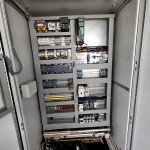 01 ARMÁRIO PAINEL ELÉTRICO 2 PORTAS COM INVERSOR DE 4 SIEMENS, MODELO: SINAMICS POWER MODULE 240-2, MOTOR: 4KW, TENSÃO ENTRADA 380-480V