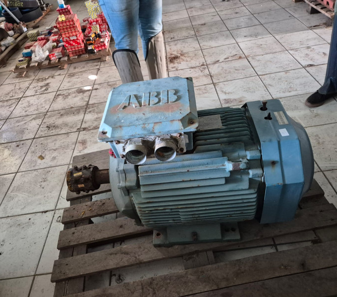 01 MOTOR ELÉTRICO ABB (SEM USO)