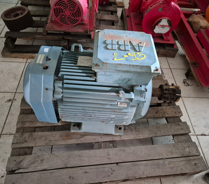 01 MOTOR ELÉTRICO ABB (SEM USO)