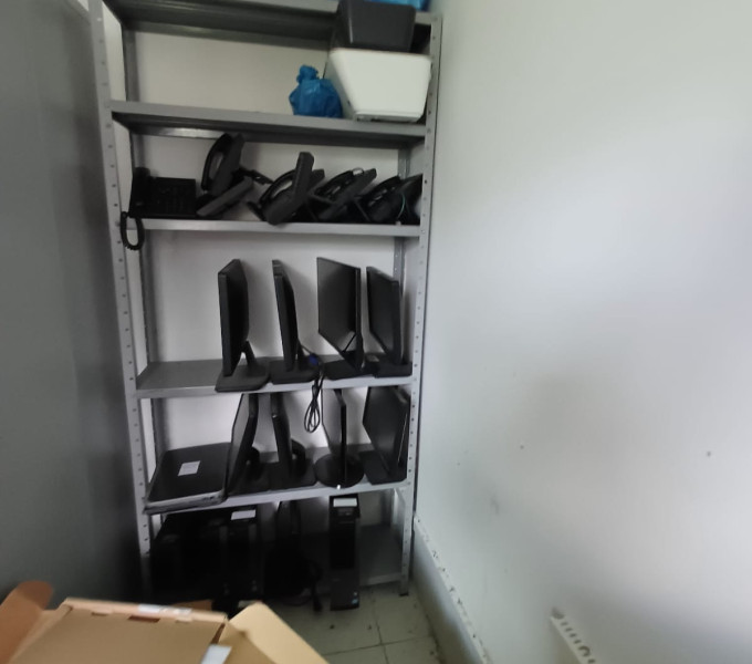 3 APARELHOS TELEVISORES, DIV. TELEFONES FIXOS CISCO, DIV. TECLADOS DE COMPUTADOR, DIV. CPU, DIV. MONITORES, 4 SERVIDORES, 3 IMPRESSORAS, 3 APARELHOS DE CONFERÊNCIA, DIV. NOTEBOOK, 1 AR CONDICIONADO, 1 MESA, 1 CADEIRA COM RODAS, 1 ARMÁRIO