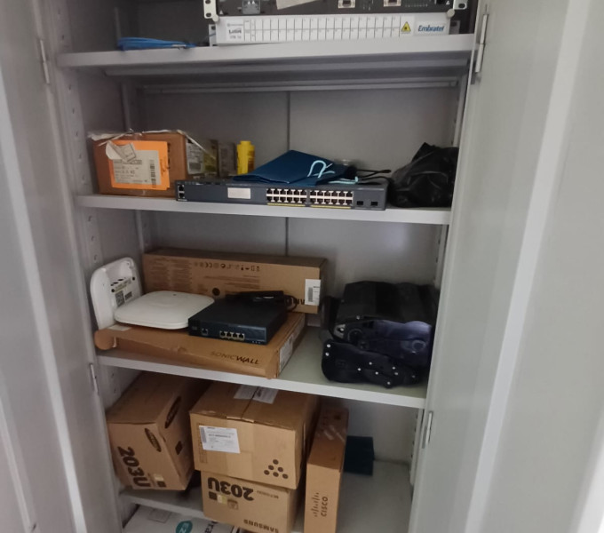3 APARELHOS TELEVISORES, DIV. TELEFONES FIXOS CISCO, DIV. TECLADOS DE COMPUTADOR, DIV. CPU, DIV. MONITORES, 4 SERVIDORES, 3 IMPRESSORAS, 3 APARELHOS DE CONFERÊNCIA, DIV. NOTEBOOK, 1 AR CONDICIONADO, 1 MESA, 1 CADEIRA COM RODAS, 1 ARMÁRIO