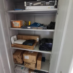 3 APARELHOS TELEVISORES, DIV. TELEFONES FIXOS CISCO, DIV. TECLADOS DE COMPUTADOR, DIV. CPU, DIV. MONITORES, 4 SERVIDORES, 3 IMPRESSORAS, 3 APARELHOS DE CONFERÊNCIA, DIV. NOTEBOOK, 1 AR CONDICIONADO, 1 MESA, 1 CADEIRA COM RODAS, 1 ARMÁRIO