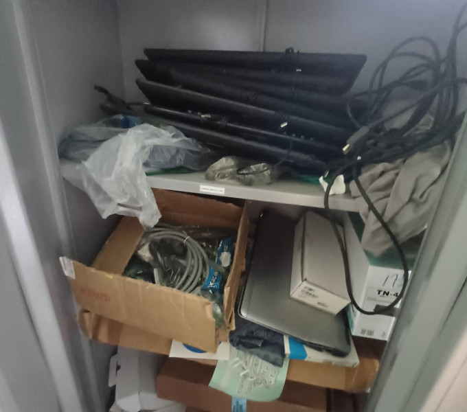 3 APARELHOS TELEVISORES, DIV. TELEFONES FIXOS CISCO, DIV. TECLADOS DE COMPUTADOR, DIV. CPU, DIV. MONITORES, 4 SERVIDORES, 3 IMPRESSORAS, 3 APARELHOS DE CONFERÊNCIA, DIV. NOTEBOOK, 1 AR CONDICIONADO, 1 MESA, 1 CADEIRA COM RODAS, 1 ARMÁRIO