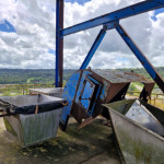 01 FUNIL AÇO INOX EM 03 PARTES, APROX. 2000 KG; 01 CHAPÉU AÇO CARBONO.