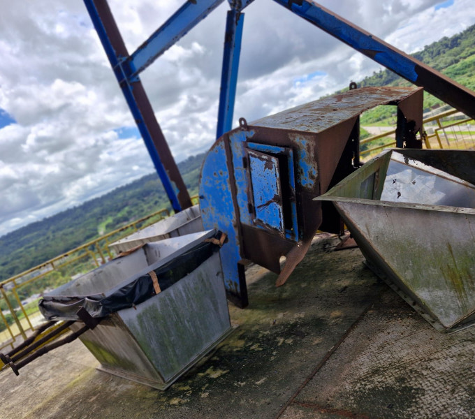 01 FUNIL AÇO INOX EM 03 PARTES, APROX. 2000 KG; 01 CHAPÉU AÇO CARBONO.