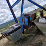 01 FUNIL AÇO INOX EM 03 PARTES, APROX. 2000 KG; 01 CHAPÉU AÇO CARBONO.