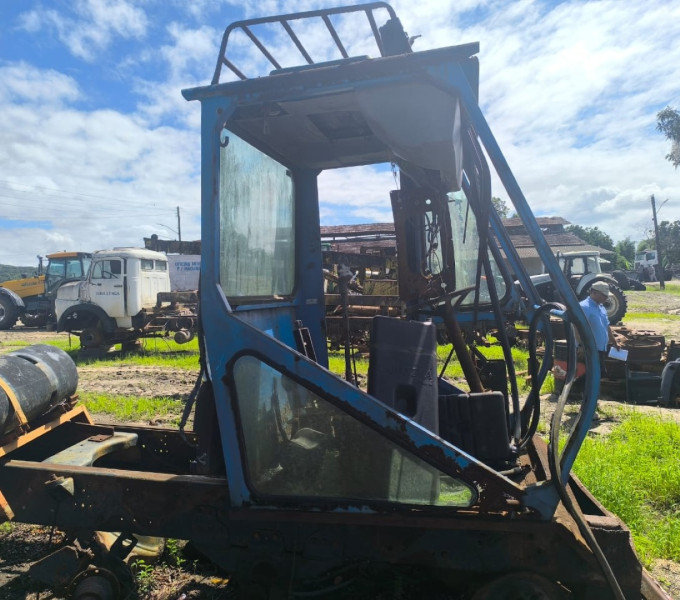 CARREGADEIRA NEW HOLLAND TS 6000 DANIFICADA, ANO 2011, DANIFICADA, FROTA 0620005, CHASSI ZBCE91735, (OBS: CABINE DANIFICADA, COM MOTOR), NÃO VAI A MEIA LANÇA