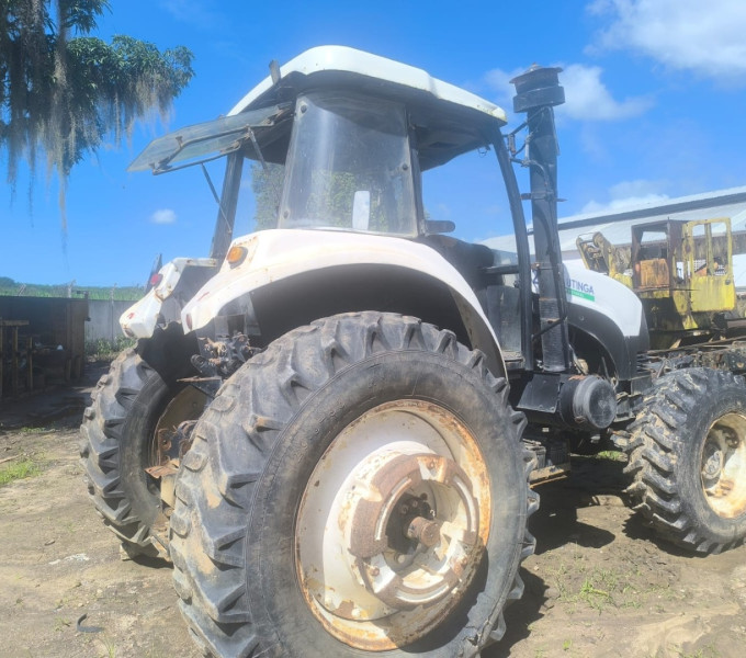 TRATOR YTO 1804, ANO 2011, FROTA 0520032, CHASSI 31190624, RODANDO, (OBS: EMBREAGEM DEFEITO, CABINE REGULAR, SEM AR, SEM BRAÇO HIDRAULICO)