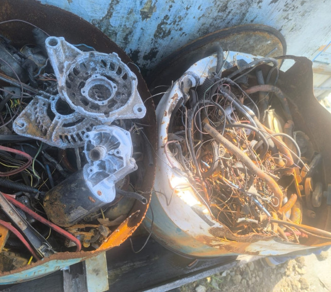 SUCATA MATERIAL ELÉTRICO, ( TRANSFORMADOR MAQUINA  DE SOLDA, FIAÇÃO ELETRICA, MOTOR DE PARTIDA, LANTERNA)