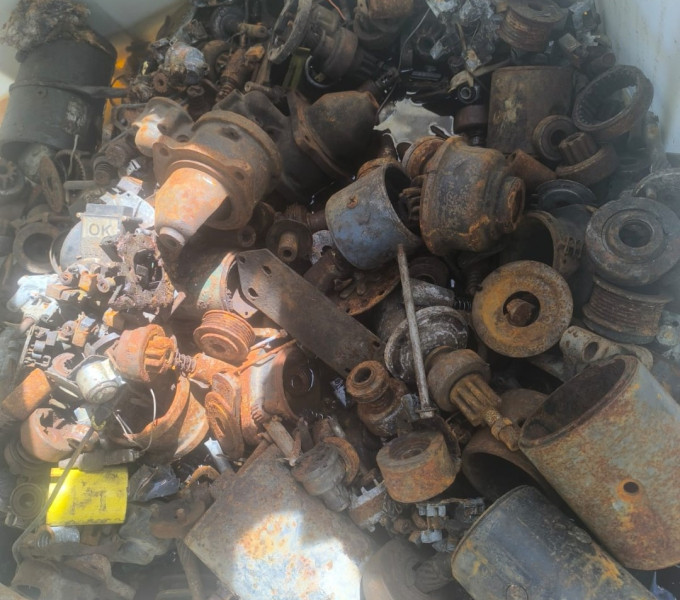 SUCATA MATERIAL ELÉTRICO, ( TRANSFORMADOR MAQUINA  DE SOLDA, FIAÇÃO ELETRICA, MOTOR DE PARTIDA, LANTERNA)