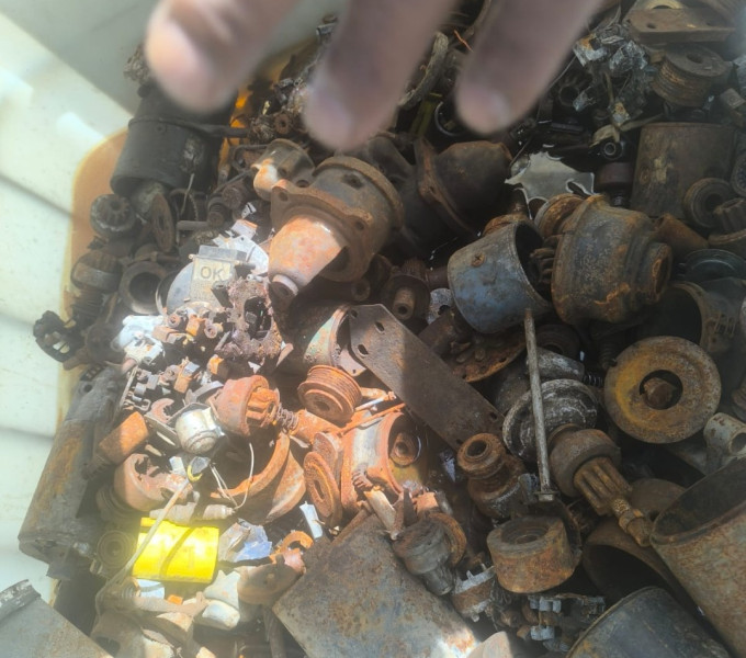 SUCATA MATERIAL ELÉTRICO, ( TRANSFORMADOR MAQUINA  DE SOLDA, FIAÇÃO ELETRICA, MOTOR DE PARTIDA, LANTERNA)