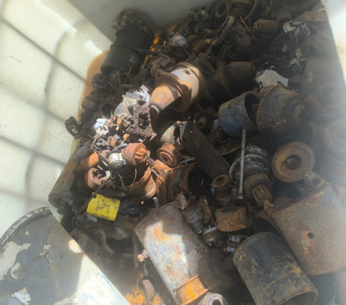 SUCATA MATERIAL ELÉTRICO, ( TRANSFORMADOR MAQUINA  DE SOLDA, FIAÇÃO ELETRICA, MOTOR DE PARTIDA, LANTERNA)