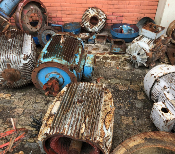 04 MOTORES ELÉTRICOS WEG, SEM IDENTIFICAÇÃO, 01 WEG DE 200CV