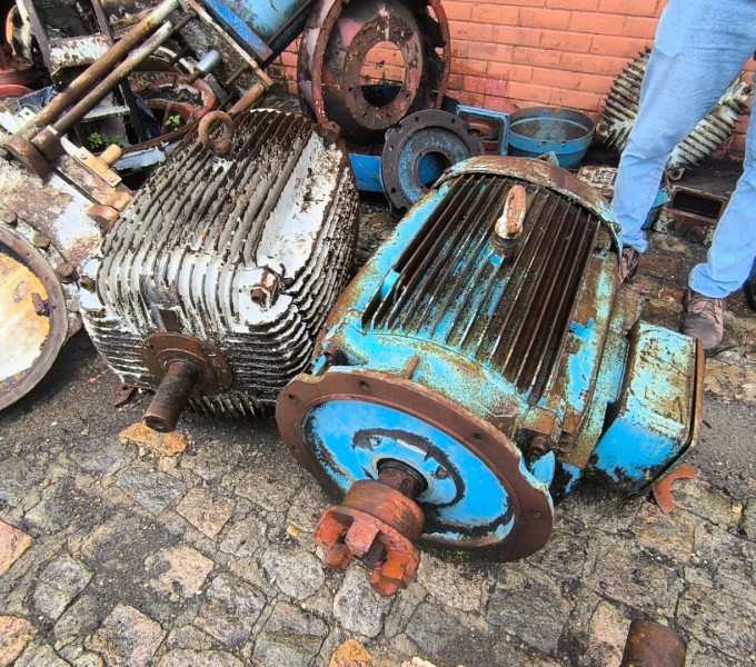 04 MOTORES ELÉTRICOS WEG, SEM IDENTIFICAÇÃO, 01 WEG DE 200CV