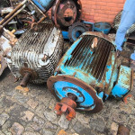 04 MOTORES ELÉTRICOS WEG, SEM IDENTIFICAÇÃO, 01 WEG DE 200CV