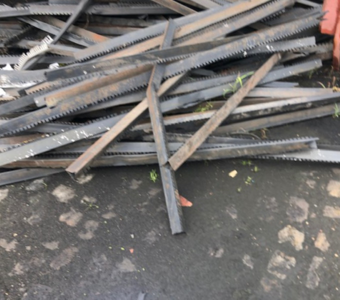 02 VALVULAS FERRO FUNDIDO DE 8 E 10", 02 MANCAIS DE FERRO FUNDIDO, 02 BALANÇAS DE AC, 01 TANQUE DE FIBRA QUEBRADO, 01 MESA DE CORTE VERTICAL, DIVERSAS CALHAS DE PLASTICO DE RESFRIAMENTO