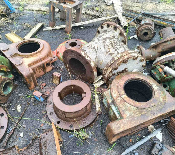 02 VALVULAS FERRO FUNDIDO DE 8 E 10", 02 MANCAIS DE FERRO FUNDIDO, 02 BALANÇAS DE AC, 01 TANQUE DE FIBRA QUEBRADO, 01 MESA DE CORTE VERTICAL, DIVERSAS CALHAS DE PLASTICO DE RESFRIAMENTO