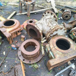 02 VALVULAS FERRO FUNDIDO DE 8 E 10", 02 MANCAIS DE FERRO FUNDIDO, 02 BALANÇAS DE AC, 01 TANQUE DE FIBRA QUEBRADO, 01 MESA DE CORTE VERTICAL, DIVERSAS CALHAS DE PLASTICO DE RESFRIAMENTO