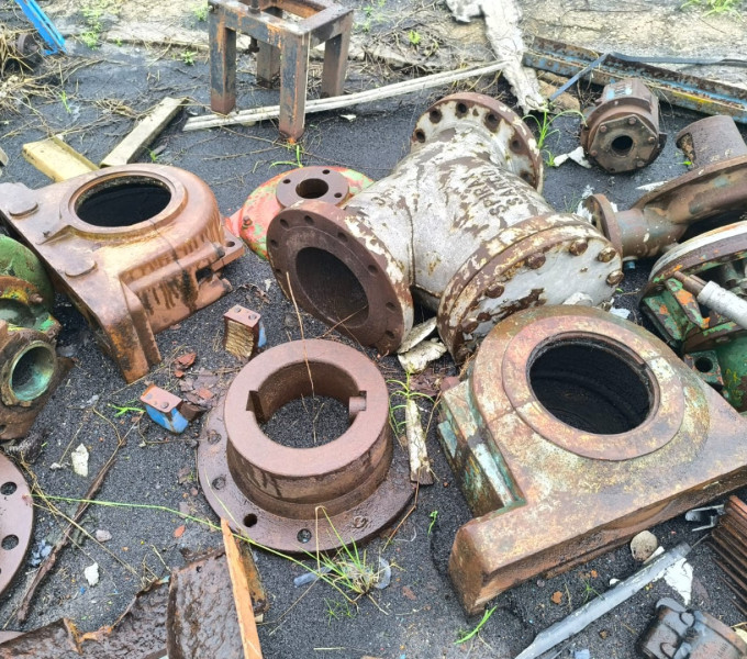 02 VALVULAS FERRO FUNDIDO DE 8 E 10", 02 MANCAIS DE FERRO FUNDIDO, 02 BALANÇAS DE AC, 01 TANQUE DE FIBRA QUEBRADO, 01 MESA DE CORTE VERTICAL, DIVERSAS CALHAS DE PLASTICO DE RESFRIAMENTO