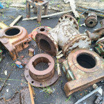 02 VALVULAS FERRO FUNDIDO DE 8 E 10", 02 MANCAIS DE FERRO FUNDIDO, 02 BALANÇAS DE AC, 01 TANQUE DE FIBRA QUEBRADO, 01 MESA DE CORTE VERTICAL, DIVERSAS CALHAS DE PLASTICO DE RESFRIAMENTO