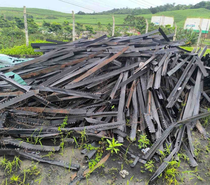 02 VALVULAS FERRO FUNDIDO DE 8 E 10", 02 MANCAIS DE FERRO FUNDIDO, 02 BALANÇAS DE AC, 01 TANQUE DE FIBRA QUEBRADO, 01 MESA DE CORTE VERTICAL, DIVERSAS CALHAS DE PLASTICO DE RESFRIAMENTO