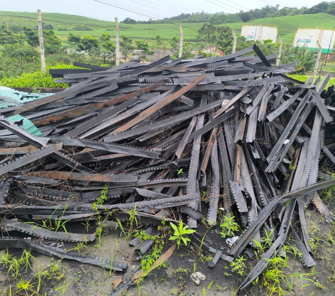 02 VALVULAS FERRO FUNDIDO DE 8 E 10", 02 MANCAIS DE FERRO FUNDIDO, 02 BALANÇAS DE AC, 01 TANQUE DE FIBRA QUEBRADO, 01 MESA DE CORTE VERTICAL, DIVERSAS CALHAS DE PLASTICO DE RESFRIAMENTO