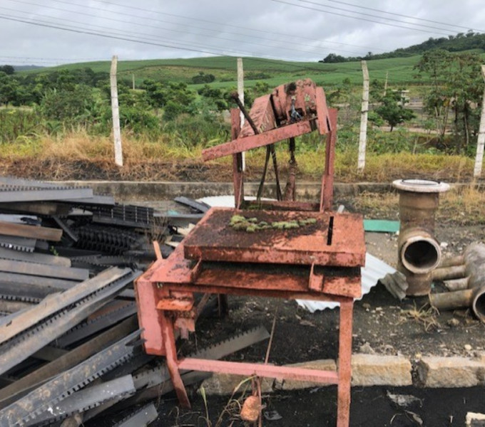 02 VALVULAS FERRO FUNDIDO DE 8 E 10", 02 MANCAIS DE FERRO FUNDIDO, 02 BALANÇAS DE AC, 01 TANQUE DE FIBRA QUEBRADO, 01 MESA DE CORTE VERTICAL, DIVERSAS CALHAS DE PLASTICO DE RESFRIAMENTO