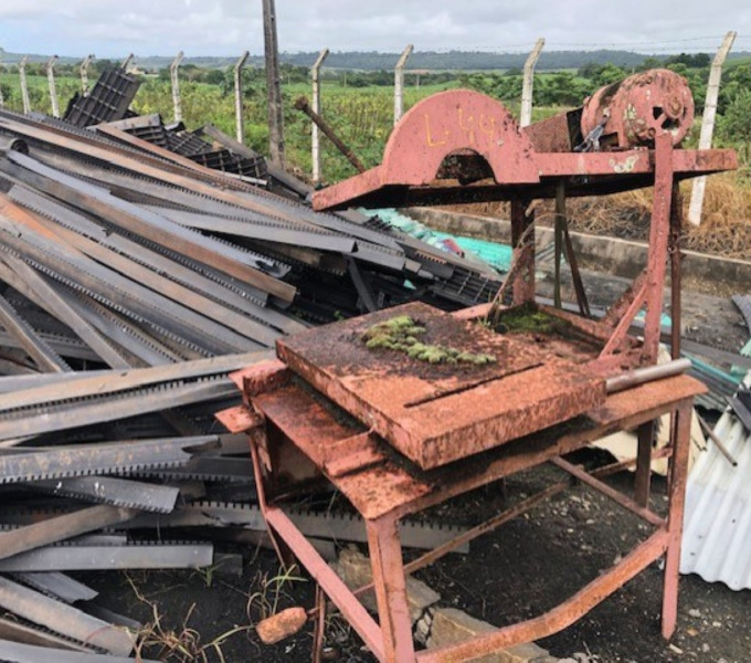 02 VALVULAS FERRO FUNDIDO DE 8 E 10", 02 MANCAIS DE FERRO FUNDIDO, 02 BALANÇAS DE AC, 01 TANQUE DE FIBRA QUEBRADO, 01 MESA DE CORTE VERTICAL, DIVERSAS CALHAS DE PLASTICO DE RESFRIAMENTO