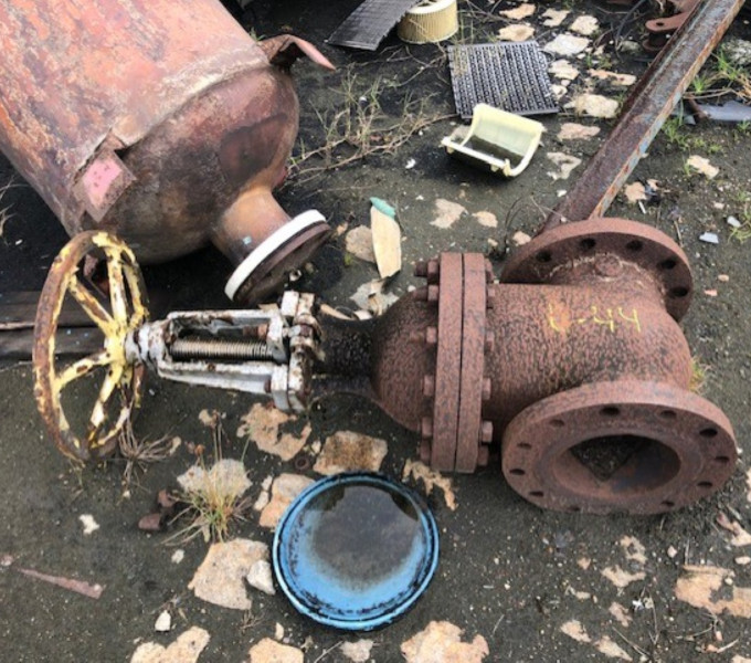 02 VALVULAS FERRO FUNDIDO DE 8 E 10", 02 MANCAIS DE FERRO FUNDIDO, 02 BALANÇAS DE AC, 01 TANQUE DE FIBRA QUEBRADO, 01 MESA DE CORTE VERTICAL, DIVERSAS CALHAS DE PLASTICO DE RESFRIAMENTO