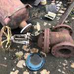 02 VALVULAS FERRO FUNDIDO DE 8 E 10", 02 MANCAIS DE FERRO FUNDIDO, 02 BALANÇAS DE AC, 01 TANQUE DE FIBRA QUEBRADO, 01 MESA DE CORTE VERTICAL, DIVERSAS CALHAS DE PLASTICO DE RESFRIAMENTO