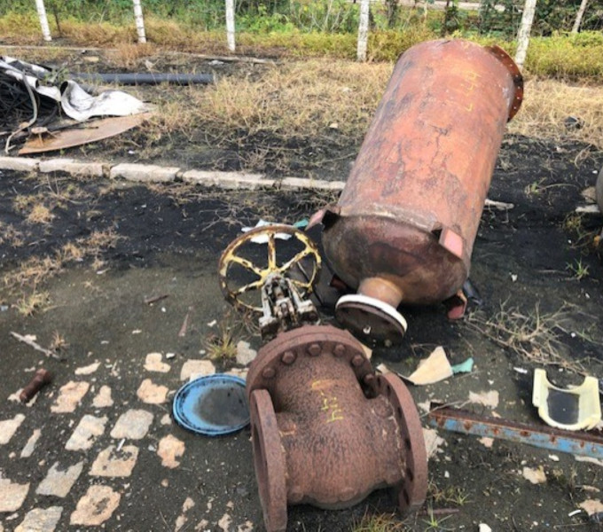 02 VALVULAS FERRO FUNDIDO DE 8 E 10", 02 MANCAIS DE FERRO FUNDIDO, 02 BALANÇAS DE AC, 01 TANQUE DE FIBRA QUEBRADO, 01 MESA DE CORTE VERTICAL, DIVERSAS CALHAS DE PLASTICO DE RESFRIAMENTO