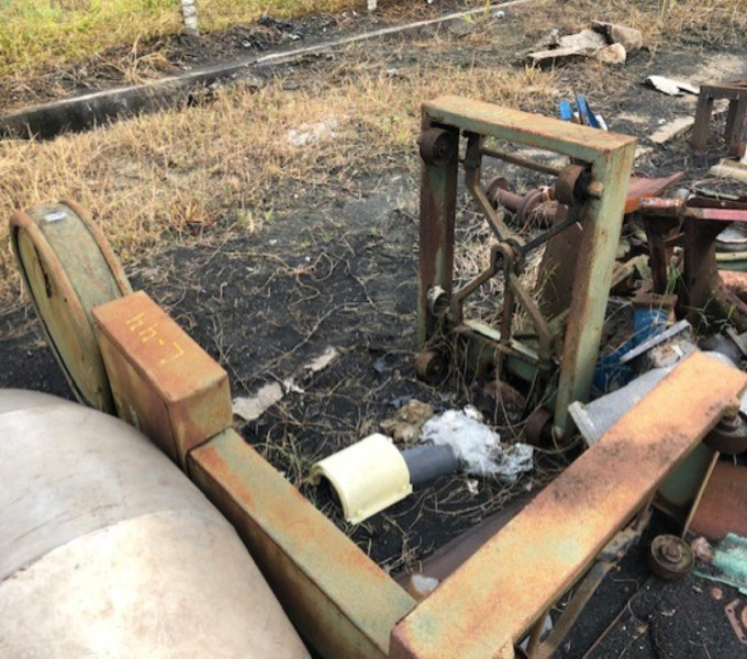 02 VALVULAS FERRO FUNDIDO DE 8 E 10", 02 MANCAIS DE FERRO FUNDIDO, 02 BALANÇAS DE AC, 01 TANQUE DE FIBRA QUEBRADO, 01 MESA DE CORTE VERTICAL, DIVERSAS CALHAS DE PLASTICO DE RESFRIAMENTO
