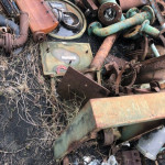 02 VALVULAS FERRO FUNDIDO DE 8 E 10", 02 MANCAIS DE FERRO FUNDIDO, 02 BALANÇAS DE AC, 01 TANQUE DE FIBRA QUEBRADO, 01 MESA DE CORTE VERTICAL, DIVERSAS CALHAS DE PLASTICO DE RESFRIAMENTO