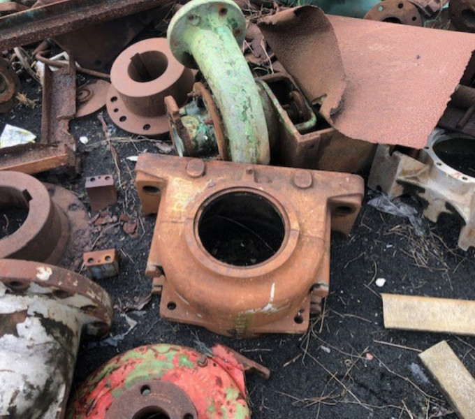 02 VALVULAS FERRO FUNDIDO DE 8 E 10", 02 MANCAIS DE FERRO FUNDIDO, 02 BALANÇAS DE AC, 01 TANQUE DE FIBRA QUEBRADO, 01 MESA DE CORTE VERTICAL, DIVERSAS CALHAS DE PLASTICO DE RESFRIAMENTO