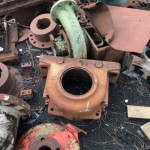 02 VALVULAS FERRO FUNDIDO DE 8 E 10", 02 MANCAIS DE FERRO FUNDIDO, 02 BALANÇAS DE AC, 01 TANQUE DE FIBRA QUEBRADO, 01 MESA DE CORTE VERTICAL, DIVERSAS CALHAS DE PLASTICO DE RESFRIAMENTO