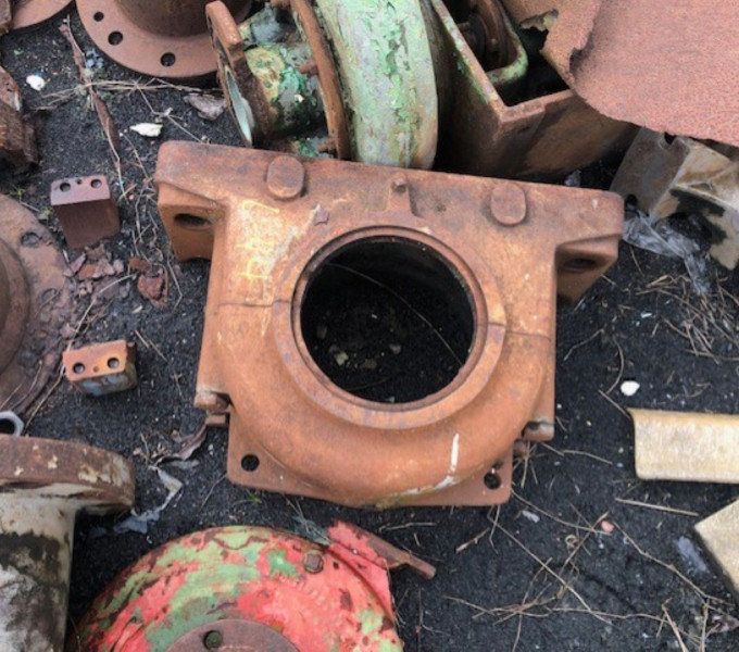 02 VALVULAS FERRO FUNDIDO DE 8 E 10", 02 MANCAIS DE FERRO FUNDIDO, 02 BALANÇAS DE AC, 01 TANQUE DE FIBRA QUEBRADO, 01 MESA DE CORTE VERTICAL, DIVERSAS CALHAS DE PLASTICO DE RESFRIAMENTO