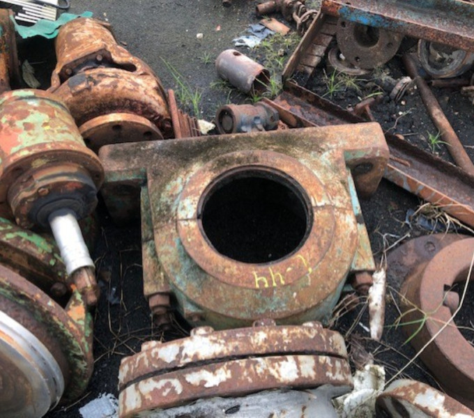 02 VALVULAS FERRO FUNDIDO DE 8 E 10", 02 MANCAIS DE FERRO FUNDIDO, 02 BALANÇAS DE AC, 01 TANQUE DE FIBRA QUEBRADO, 01 MESA DE CORTE VERTICAL, DIVERSAS CALHAS DE PLASTICO DE RESFRIAMENTO