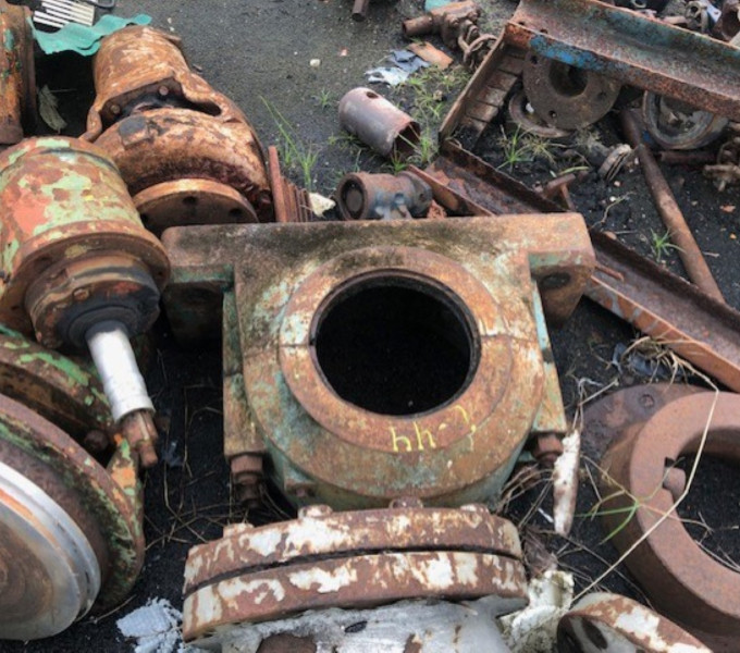 02 VALVULAS FERRO FUNDIDO DE 8 E 10", 02 MANCAIS DE FERRO FUNDIDO, 02 BALANÇAS DE AC, 01 TANQUE DE FIBRA QUEBRADO, 01 MESA DE CORTE VERTICAL, DIVERSAS CALHAS DE PLASTICO DE RESFRIAMENTO