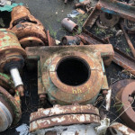 02 VALVULAS FERRO FUNDIDO DE 8 E 10", 02 MANCAIS DE FERRO FUNDIDO, 02 BALANÇAS DE AC, 01 TANQUE DE FIBRA QUEBRADO, 01 MESA DE CORTE VERTICAL, DIVERSAS CALHAS DE PLASTICO DE RESFRIAMENTO
