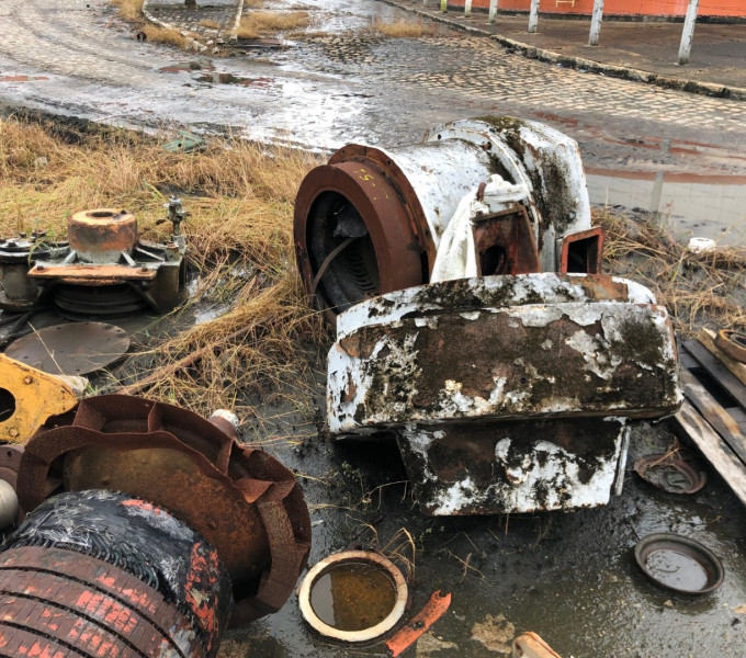 01 MOTOR, EIXO SEPARADO, S/ IDENTIFICAÇÃO