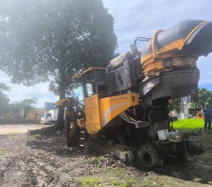 COLHEDORA VALTRA BE 1035E, ANO 2015, FROTA 0920004, CHASSI 2015S00025,(OBS: MOTOR BOM, PAROU FUNCIONANDO, TEM ESTEIRA RODANTE, ELEVADOR FORA DO LUGAR, BOMBAS BOAS)